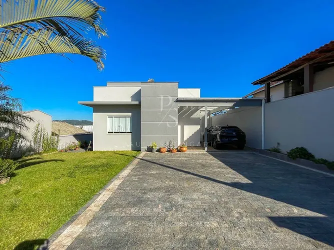 Casa com suíte, piscina e área de festas no Avaí Guaramirim