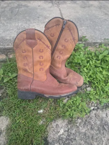 Vendo duas botas de criança.