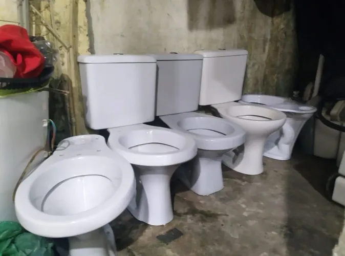 Vendo vasos sanitário pias e bidê.