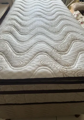 Colchão de Solteiro Plus D28 + Base (Perfeitas condições)