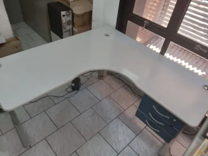 Mesa de escritório em L