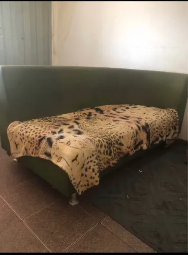Vendo sofá usando dois lugares com um pequeno detalhe