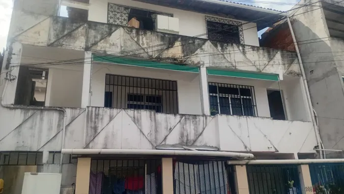 Vende este imóvel último pavimento