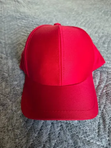 Boné vermelho