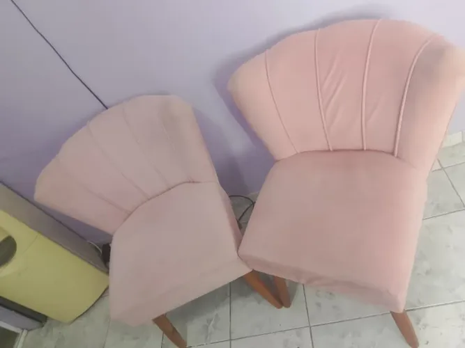 Duas cadeiras rosa