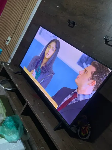 Vendo televisão nova tela infinita smart 700 rs 