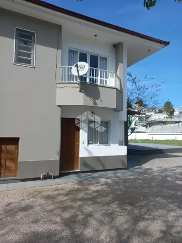 Casa com 03 quartos/dormitórios no bairro Pedra Branca, em Palhoça- SC