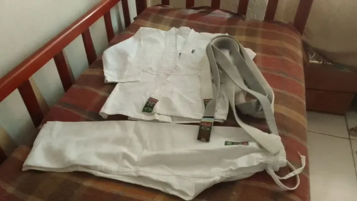 Kimono infantil semi -novo