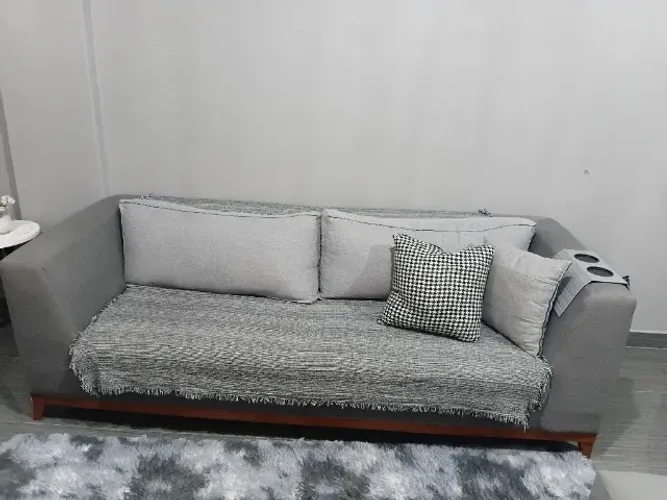 Sofá em linho semi novo