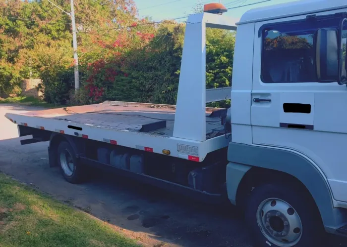 CAMINHÃO VW 8150 Delivery Plus com Carroceria Guincho Plataforma Tanesfil