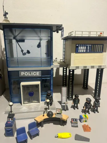 Playmobil City Action 5182 - Delegacia de Polícia (2012)