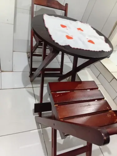 Mesa e duas cadeiras de abrir e fechar.