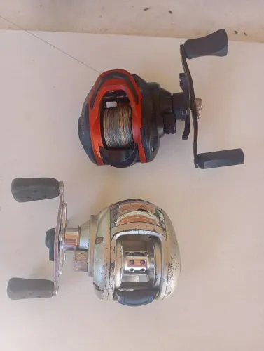 Duas carretinhas uma albatroz S22 lado D, uma daiwa T3 lado E, as duas no valor abaixo 