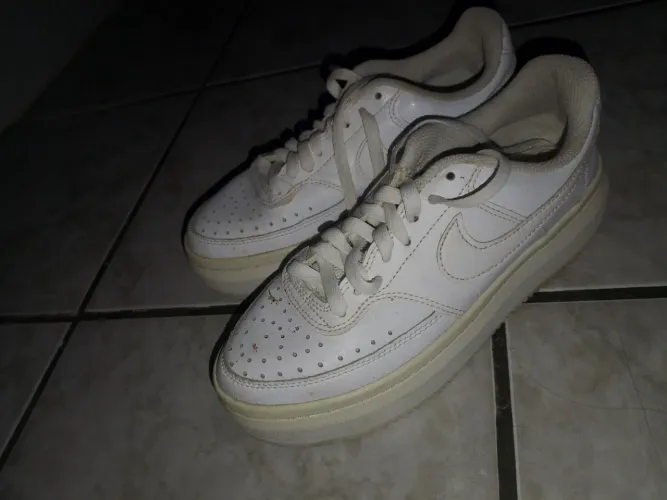 Tênis original NIKE. Confortável e pouco usado precisando apenas de uma limpeza!