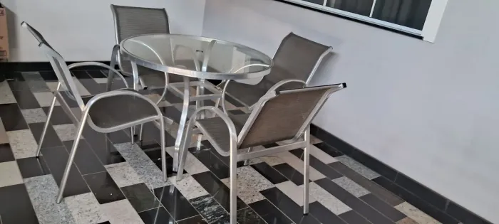 Mesa com 04 cadeiras