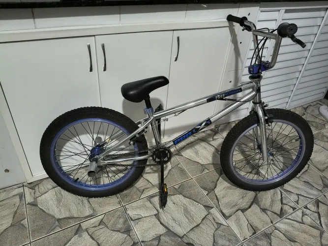 Vendo bicicleta BMX PRO X FREE LIGHT aro 20 em ótimo estado.