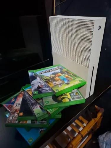 Xbox one S 1 TB de memória com um controle e 9 jogos de brinde