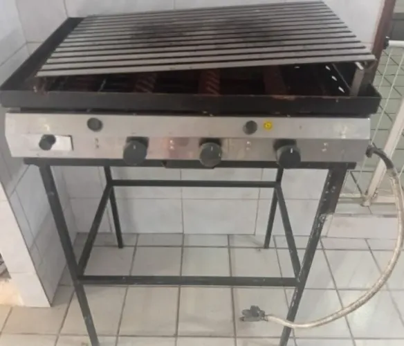 VENDO CHURRASQUEIRA A GÁS