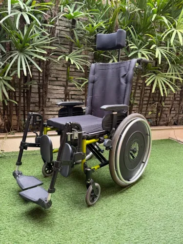 Cadeira De Rodas Dobrável Avd Reclinável 48cm Verde Oliva Cor Verde-claro