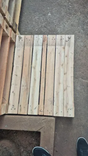 Pallets seminovos medida 0.80 por 0.60 centímetros, madeira eucalipto reforçado. 
