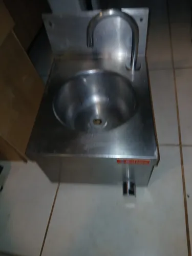 Lavatório Aço Inox 403 acionamento por Joelho