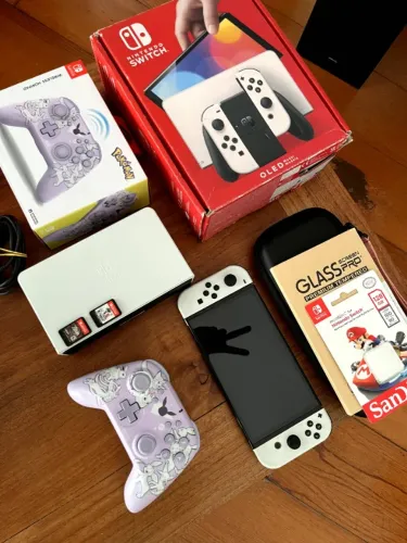 Nintendo Switch OLED com acessórios