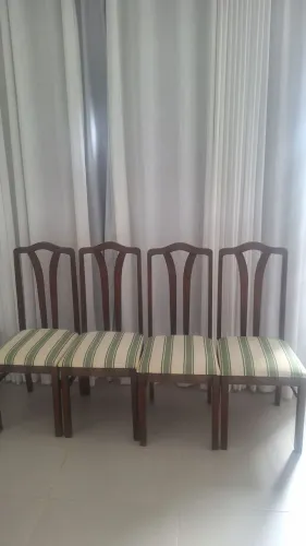 Vendo 4 cadeiras de madeira para mesa de jantar