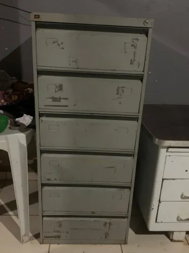 Mesa e armário 