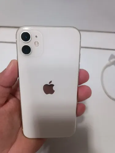 Vendo iPhone 11 64gb bateria com 80% único dono funcionando tudo. Usado em boa condição