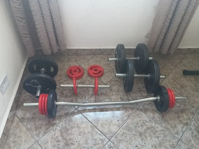 Kit academia em casa ( halteres + anilhas + barras+cadeira )