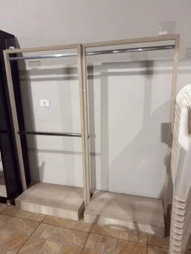 Arara de roupas infantil