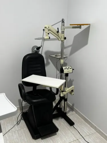 conjunto cadeira e coluna para exame de vista