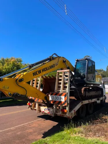 ESCAVADEIRA NEW HOLLAND E215 - 2025