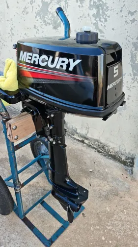 Vendo motor Mercury 5 HP em estádo de novo acompanha tanque externo 12 litros original