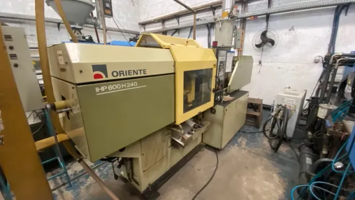 Injetora de Plástico Oriente IHP 600H 240