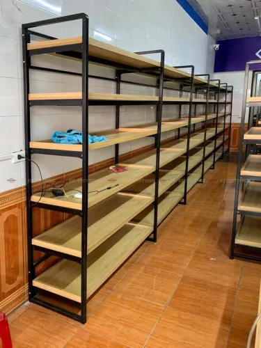 Estantes para comércio. 