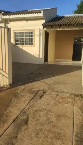 Aluga-se Casa com 2 Quartos e Garagem para 2 Carros - Pronta para Morar