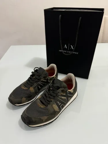 Tênis casual Armani exchange camuflado.