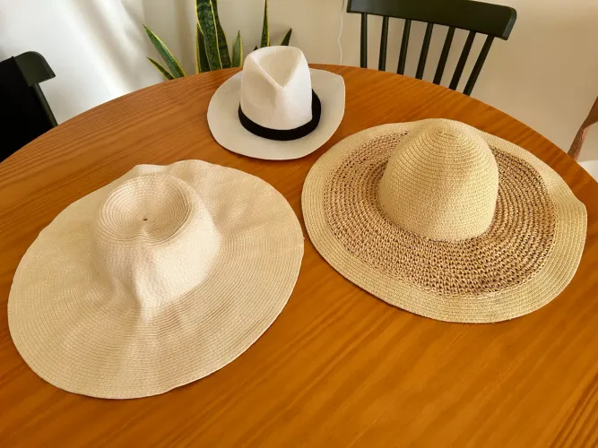 Trio de chapéus de praia