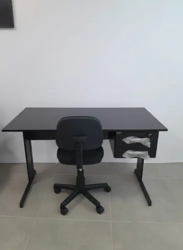Mesa e cadeira para escritório