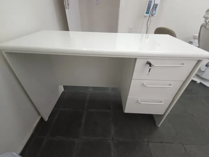 VENDO MESA PARA ESCRITÓRIO/ CONSULTÓRIO 