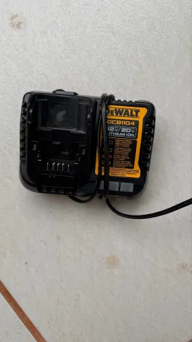 2 baterias Dewalt 20max com carregador turbo 