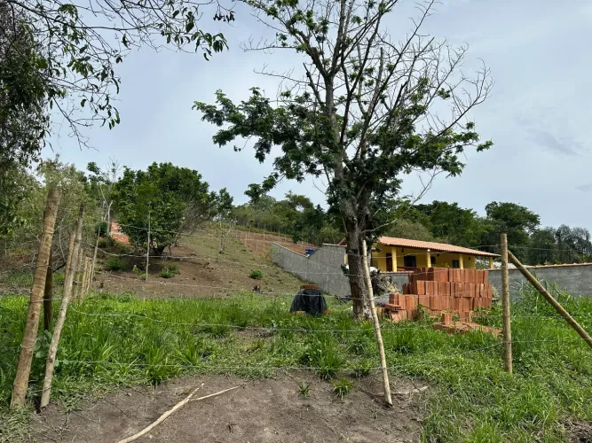 Terreno perto de papucaia com suíte em construção