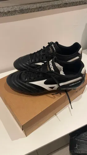 Chuteira Mizuno nova, tamanho 43 nunca usada