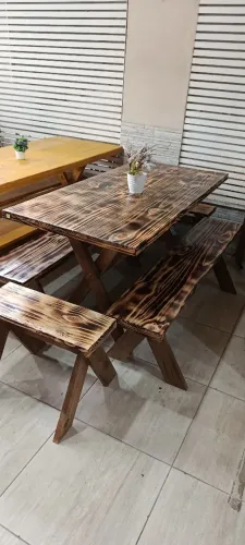Mesa de madeira para área gourmet com bancos