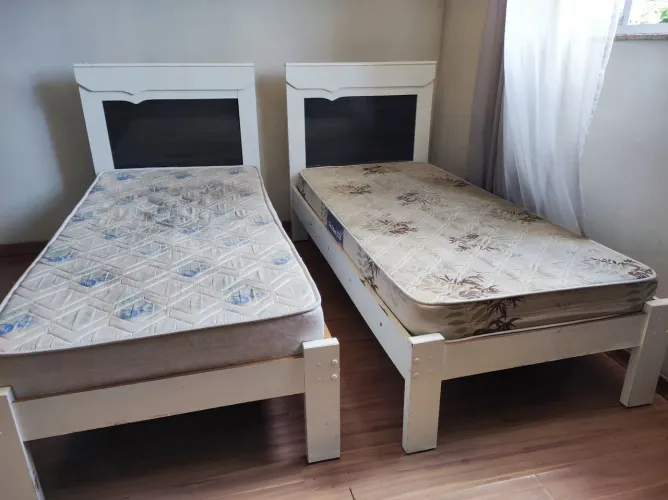 Duas Camas de solteiro em MDF, com colchão.