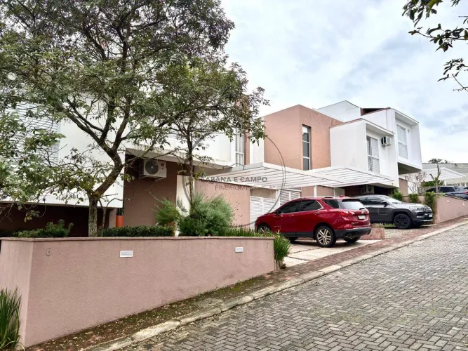 Sobrado à venda em condomínio com vista para a Pedra Grande em Atibaia