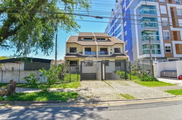 Sobrado para venda com 215 metros quadrados com 2 quartos em Bacacheri - Curitiba - PR
