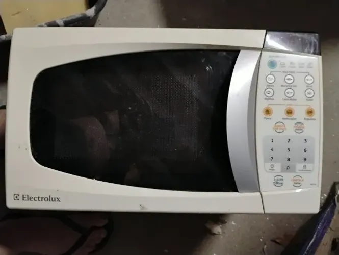 Formo microondas Eletrolux branco 18L
