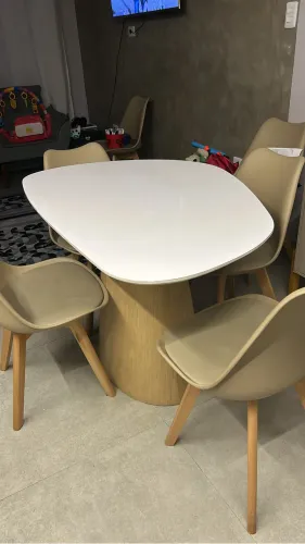 Mesa orgânica camicado com seis cadeiras 